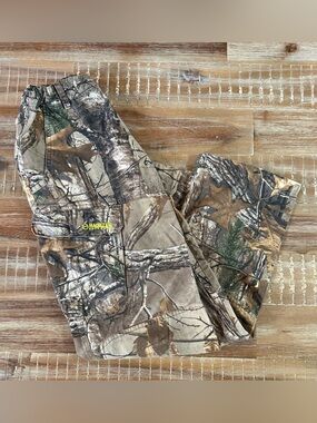 Magellan Outdoors boys camo hunting pants Size M.